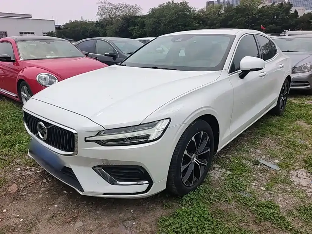 Volvo S60 — фото 1
