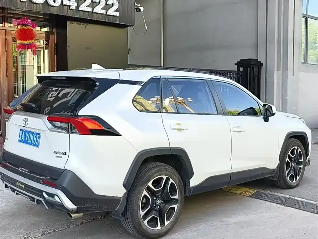 Toyota RAV4 — фото 7