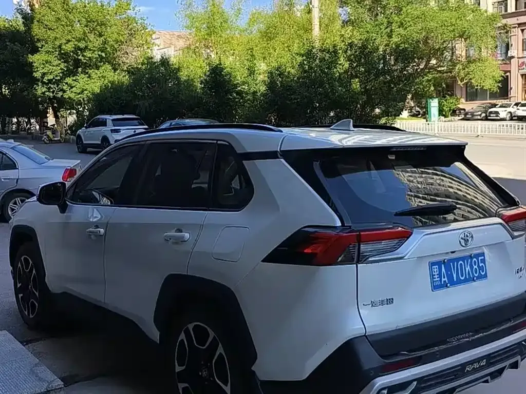 Toyota RAV4 — фото 9