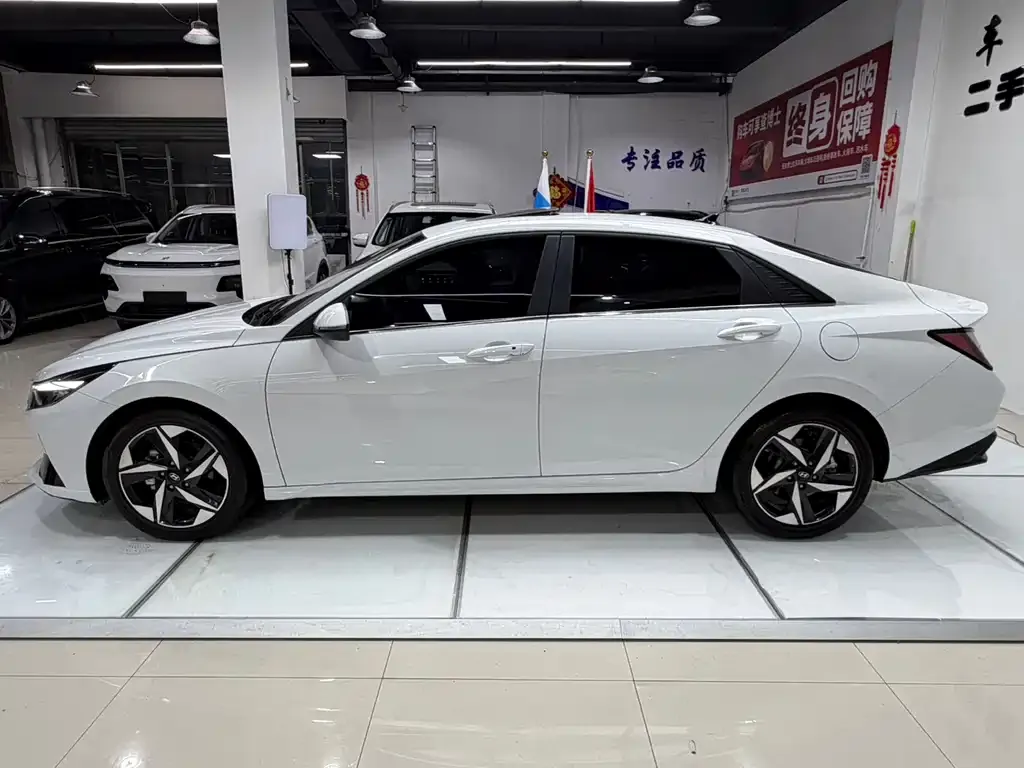Hyundai Elantra — фото 3