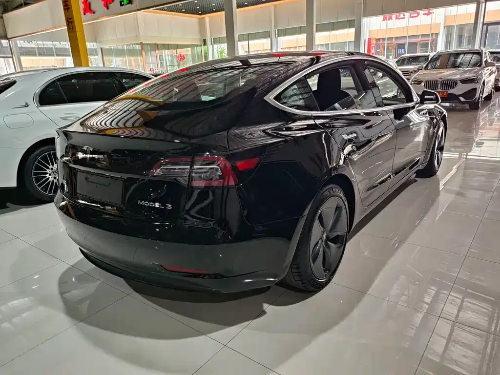 Tesla Model 3 — фото 9