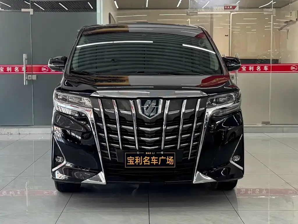 Toyota Alphard — фото 1