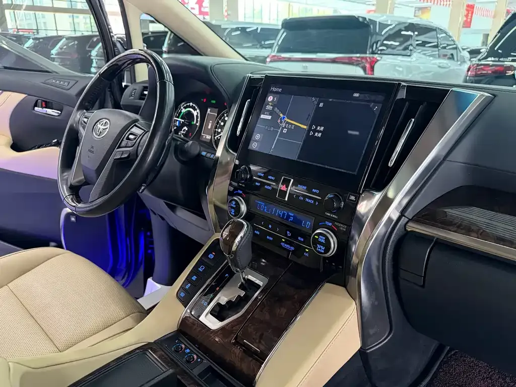 Toyota Alphard — фото 4