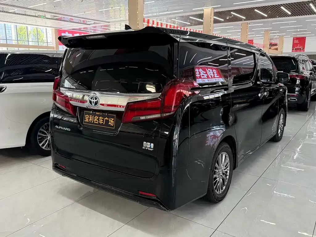 Toyota Alphard — фото 9