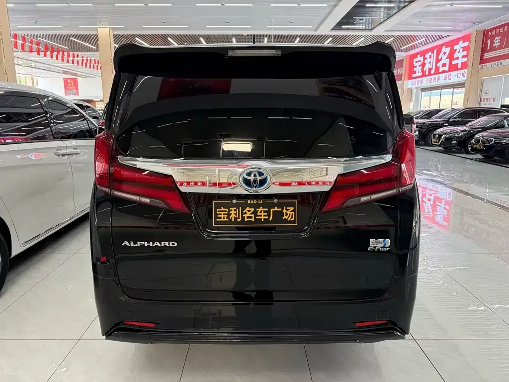 Toyota Alphard — фото 10