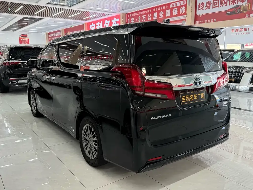 Toyota Alphard — фото 8