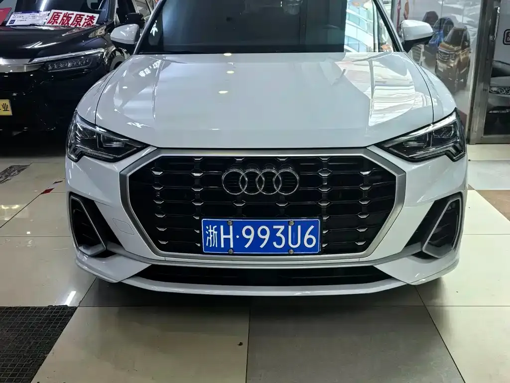 Audi Q3 — фото 1