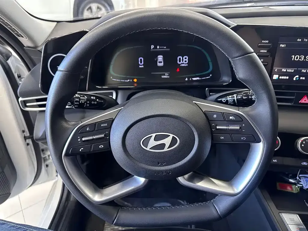 Hyundai Elantra — фото 3