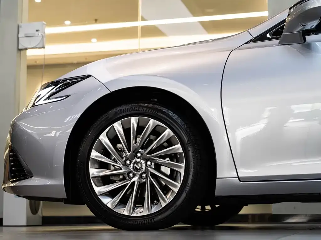 Lexus ES — фото 10