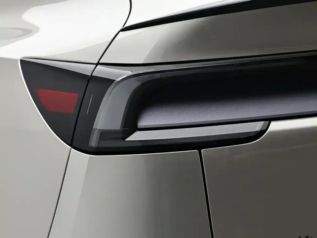 Tesla Model Y L — фото 10