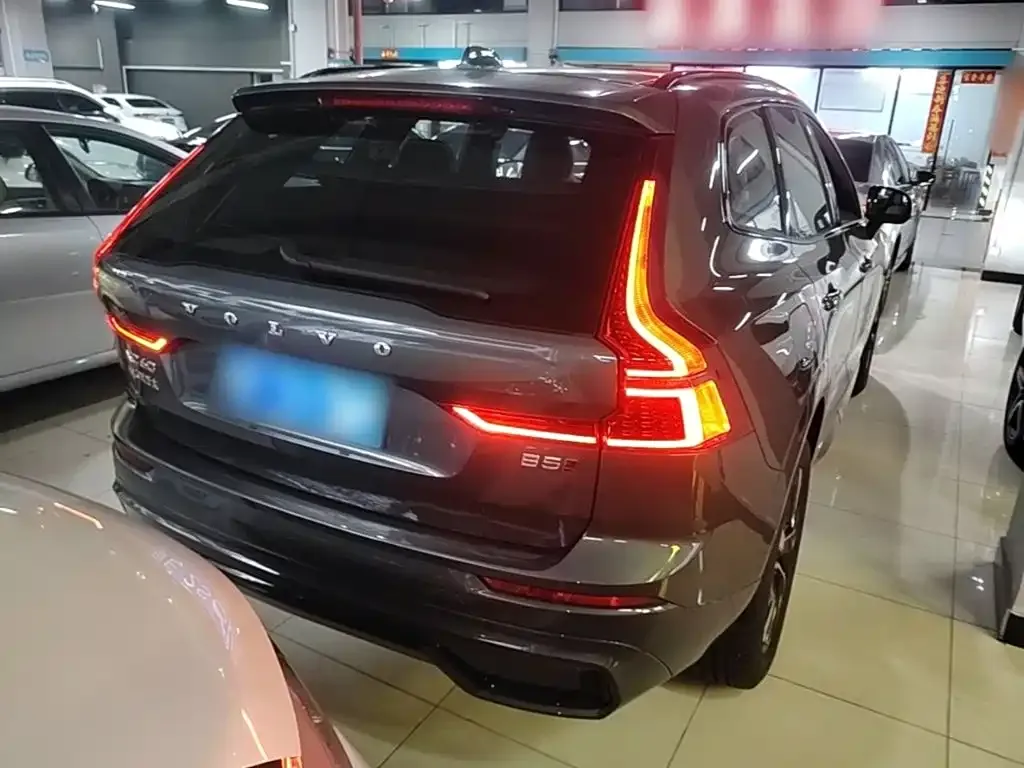 Volvo XC60 — фото 9