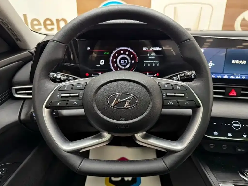 Hyundai Elantra — фото 3