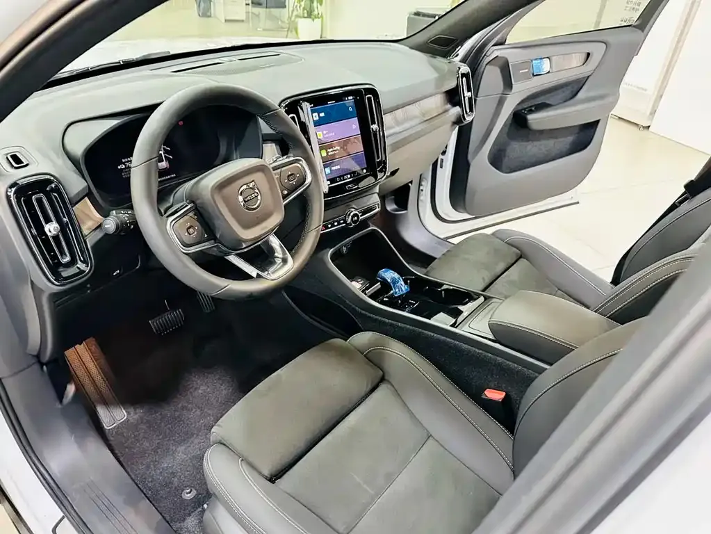Volvo XC40 NEV — фото 10