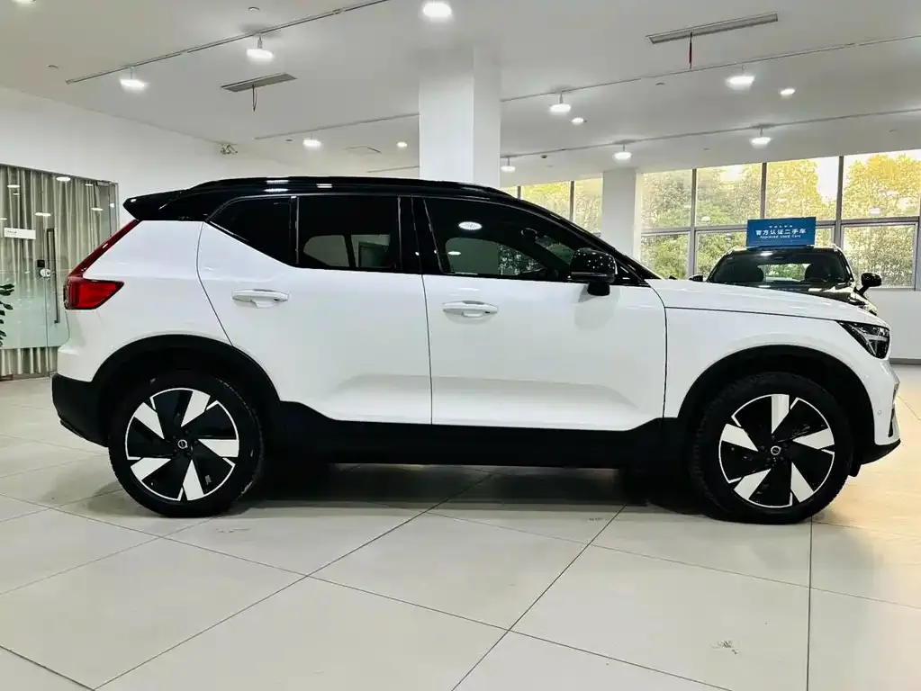 Volvo XC40 NEV — фото 2