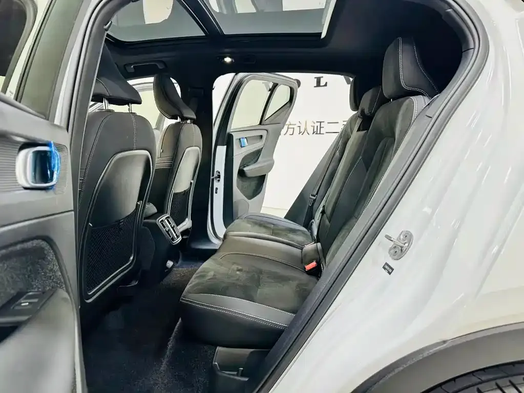 Volvo XC40 NEV — фото 3