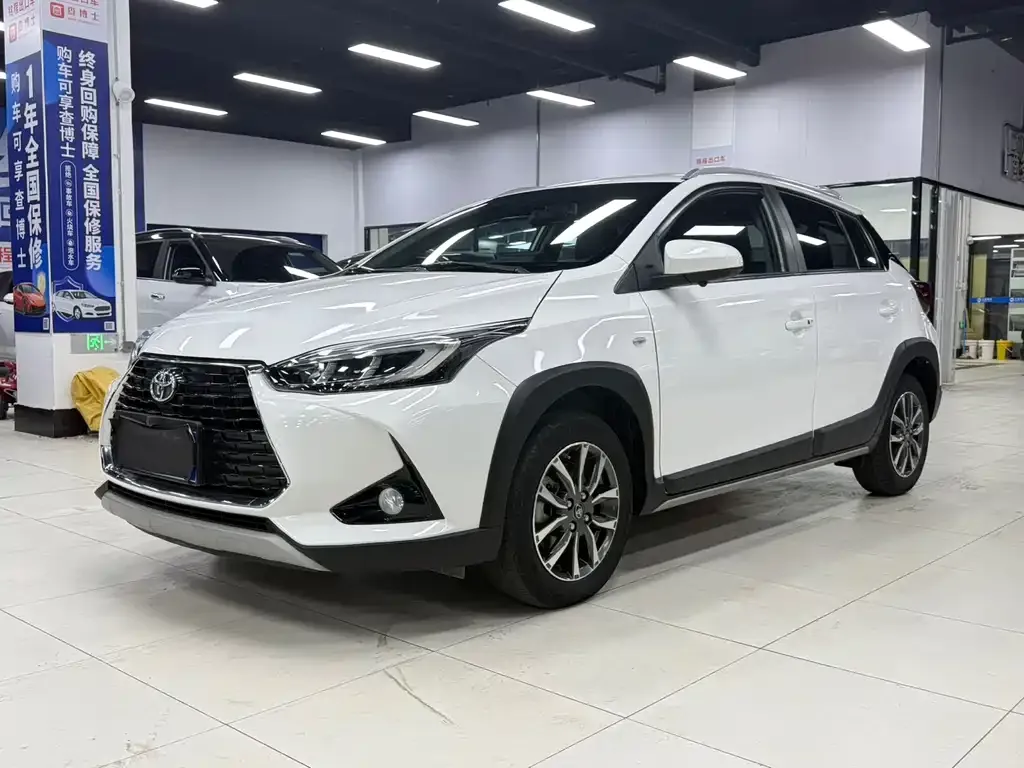 Toyota Yaris L — фото 1