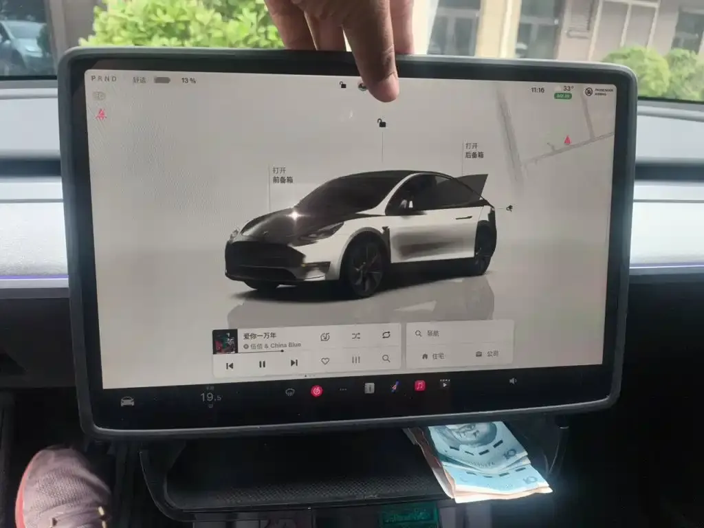 Tesla Model Y — фото 10
