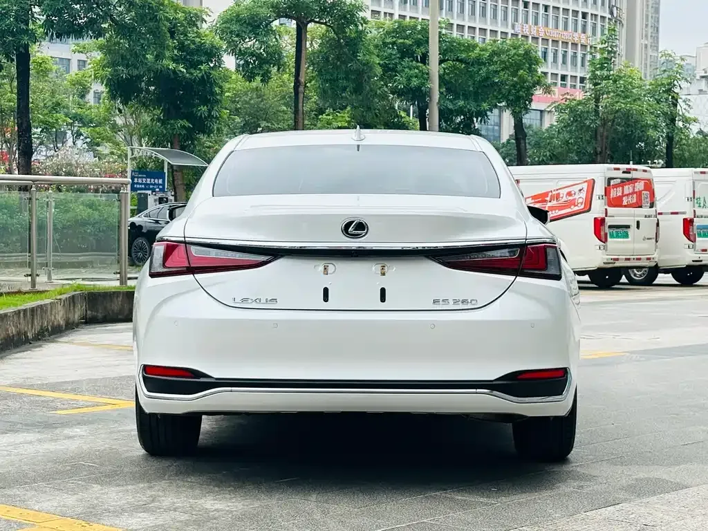 Lexus ES — фото 10
