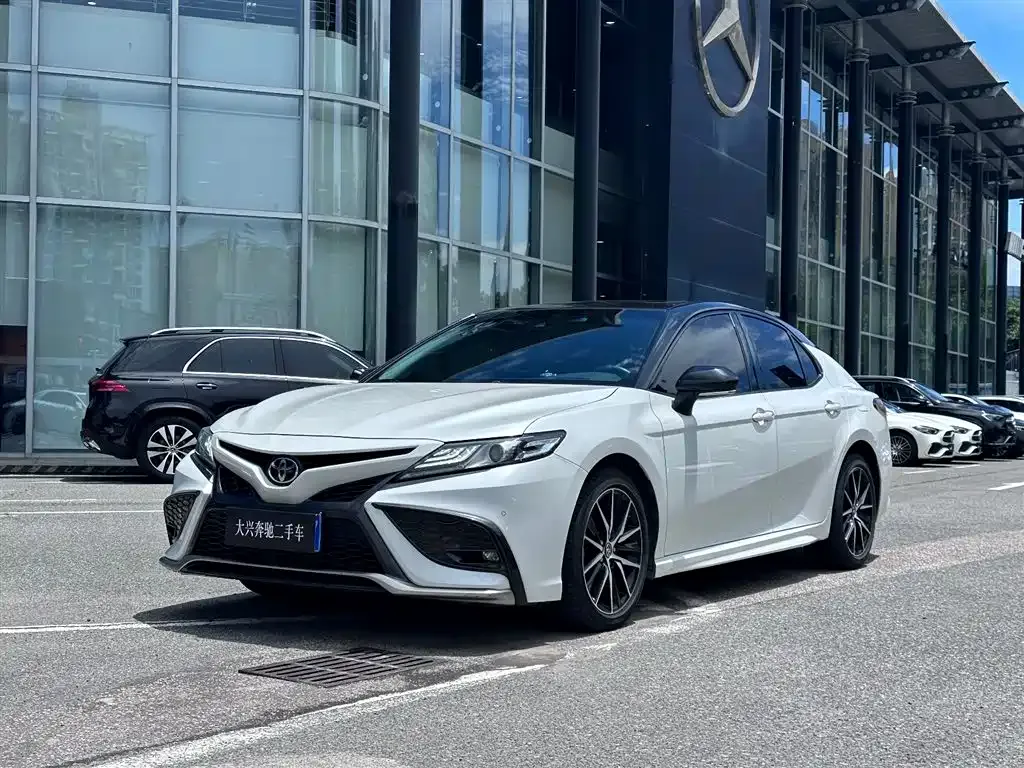 Toyota Camry — фото 1