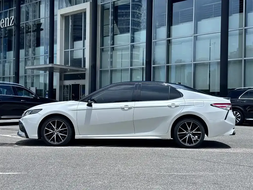 Toyota Camry — фото 9