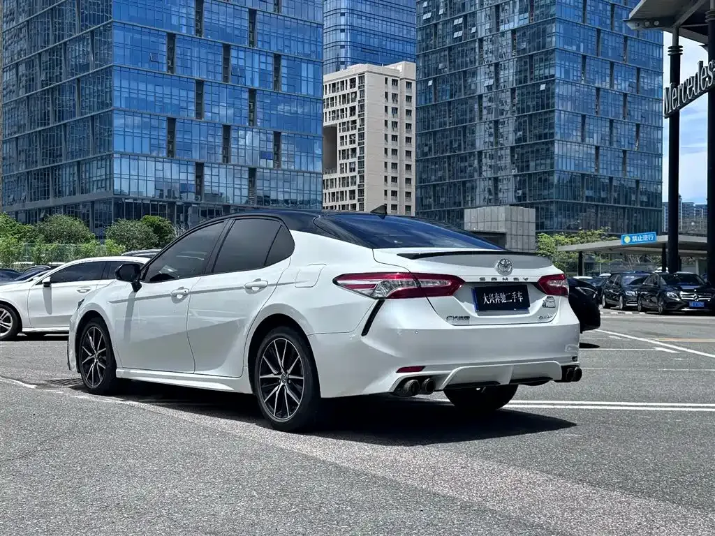 Toyota Camry — фото 10
