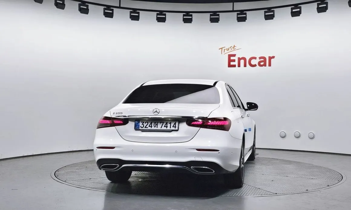 Mercedes-Benz E-Class — фото 8