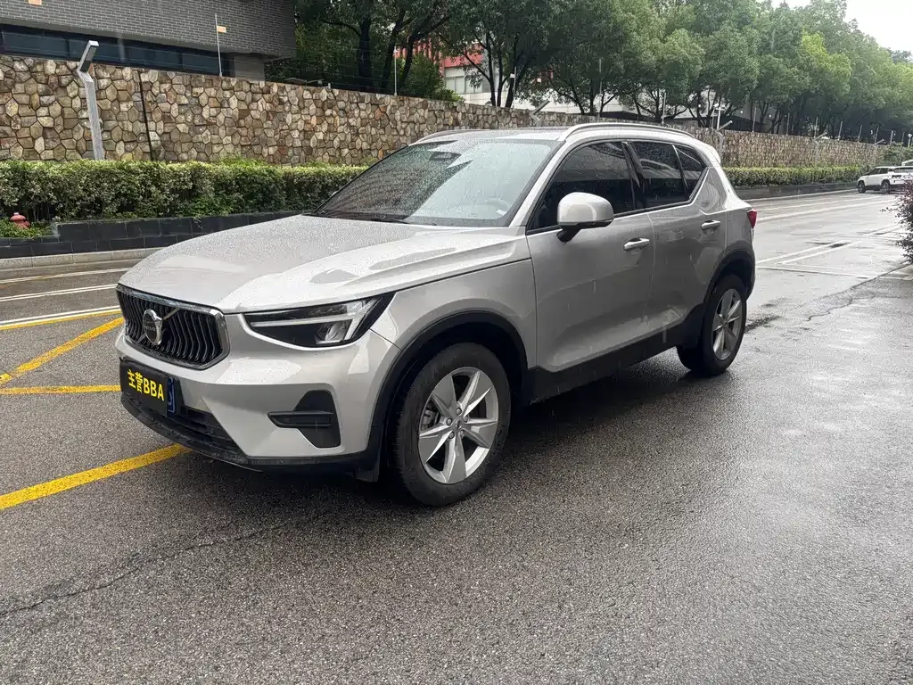 Volvo XC40 — фото 1