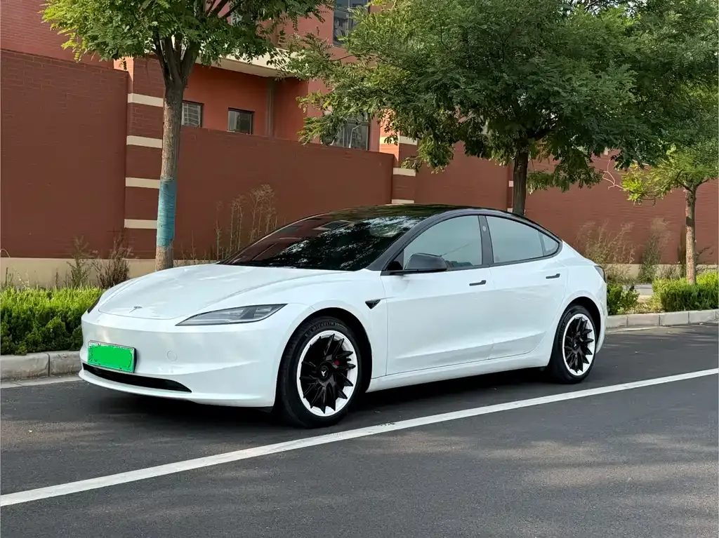 Tesla Model 3 — фото 1