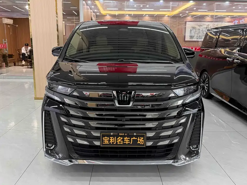 Toyota Vellfire — фото 1