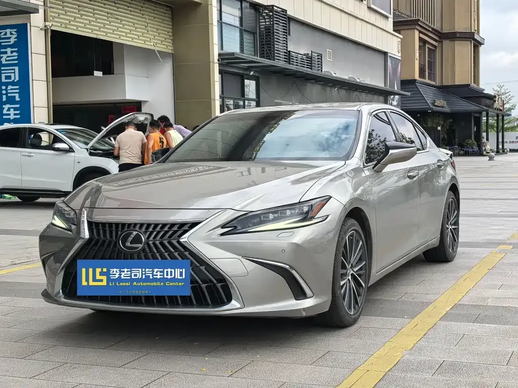 Lexus ES — фото 1