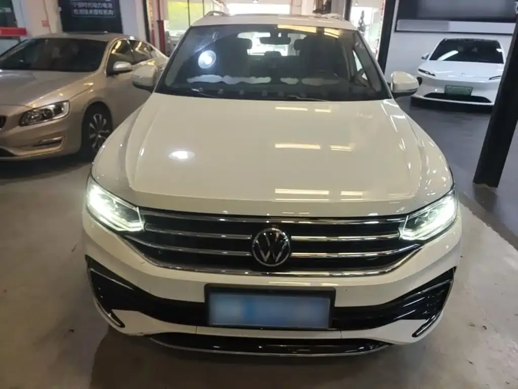 Volkswagen Tiguan L — фото 3