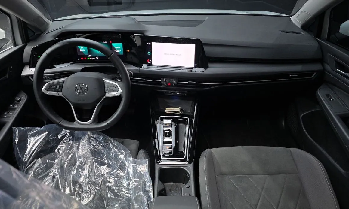 Volkswagen Golf 2024 из KR, фото 7