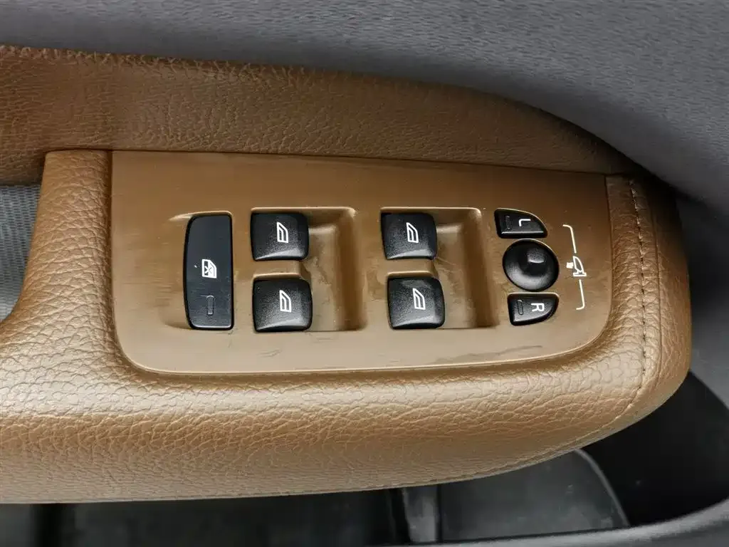 Volvo XC60 — фото 10