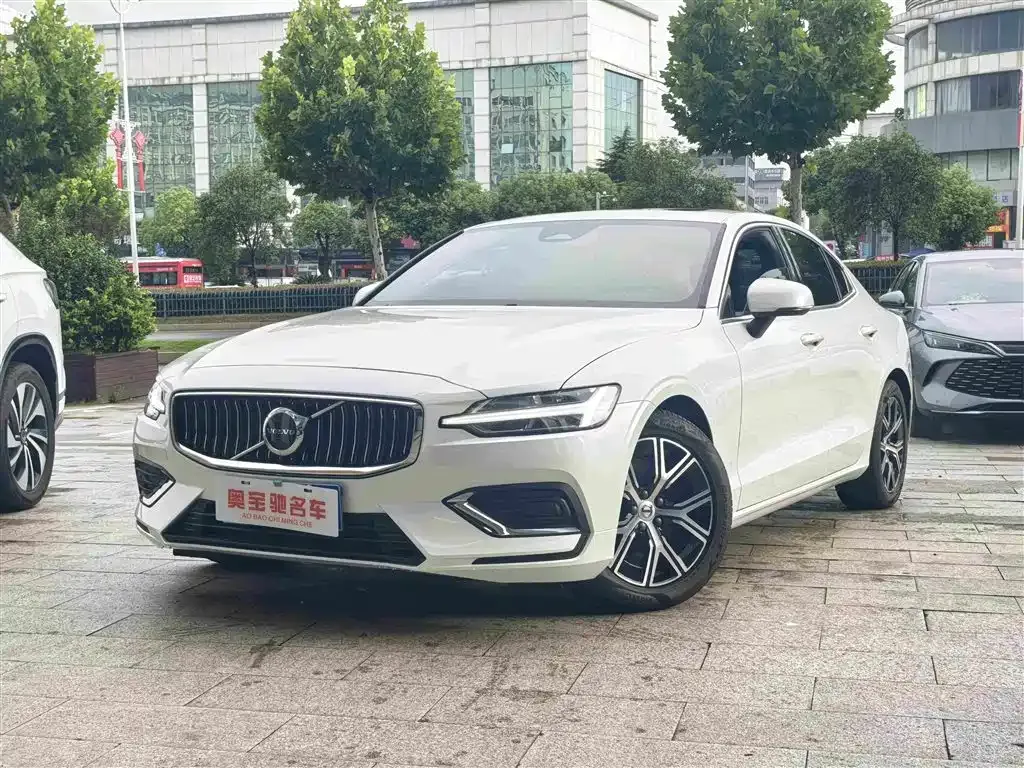Volvo S60 — фото 1