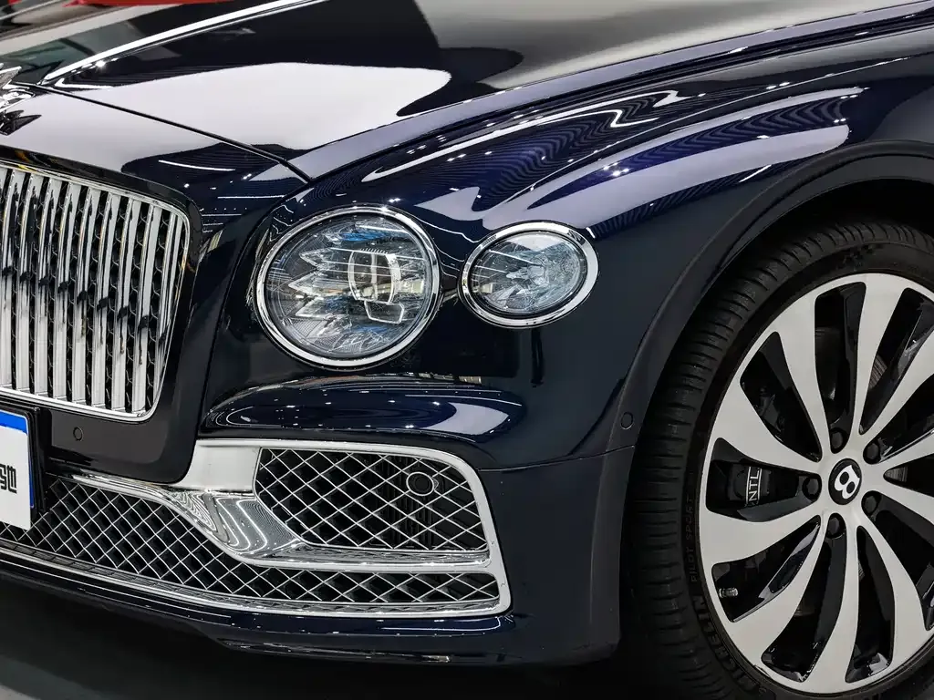 Bentley Flying Spur — фото 10