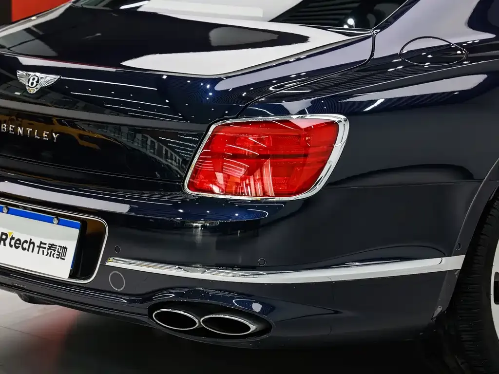 Bentley Flying Spur — фото 9