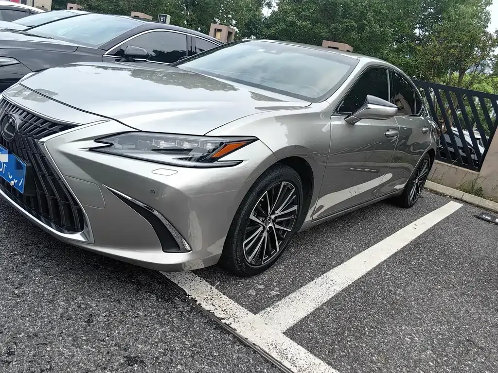 Lexus ES — фото 1