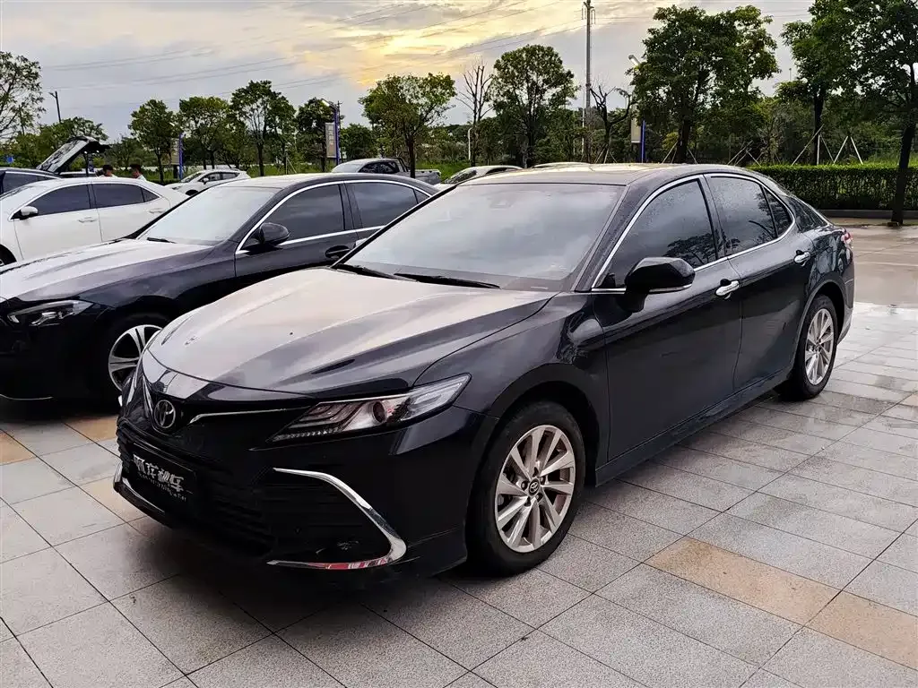 Toyota Camry — фото 1