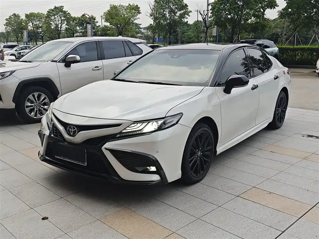 Toyota Camry — фото 1