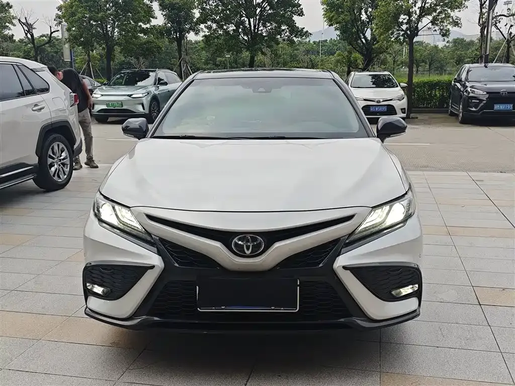 Toyota Camry — фото 3