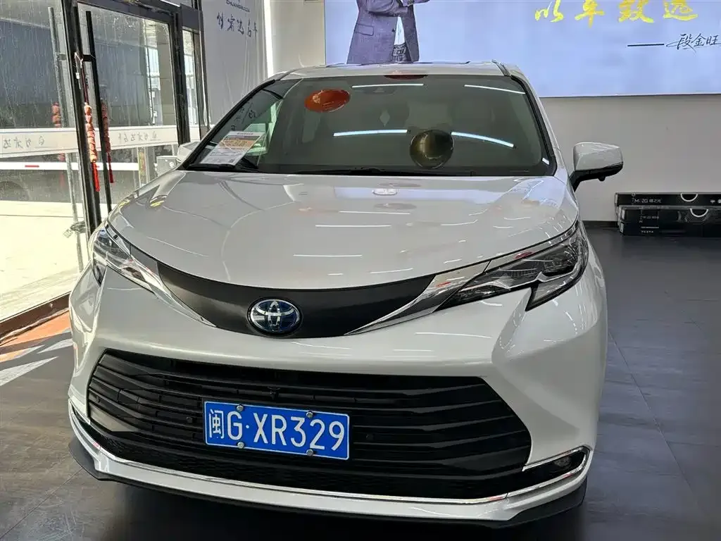 Toyota Sienna — фото 10
