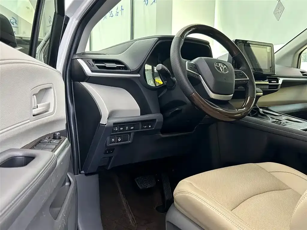 Toyota Sienna — фото 5