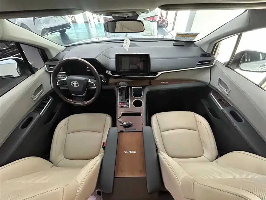 Toyota Sienna — фото 4