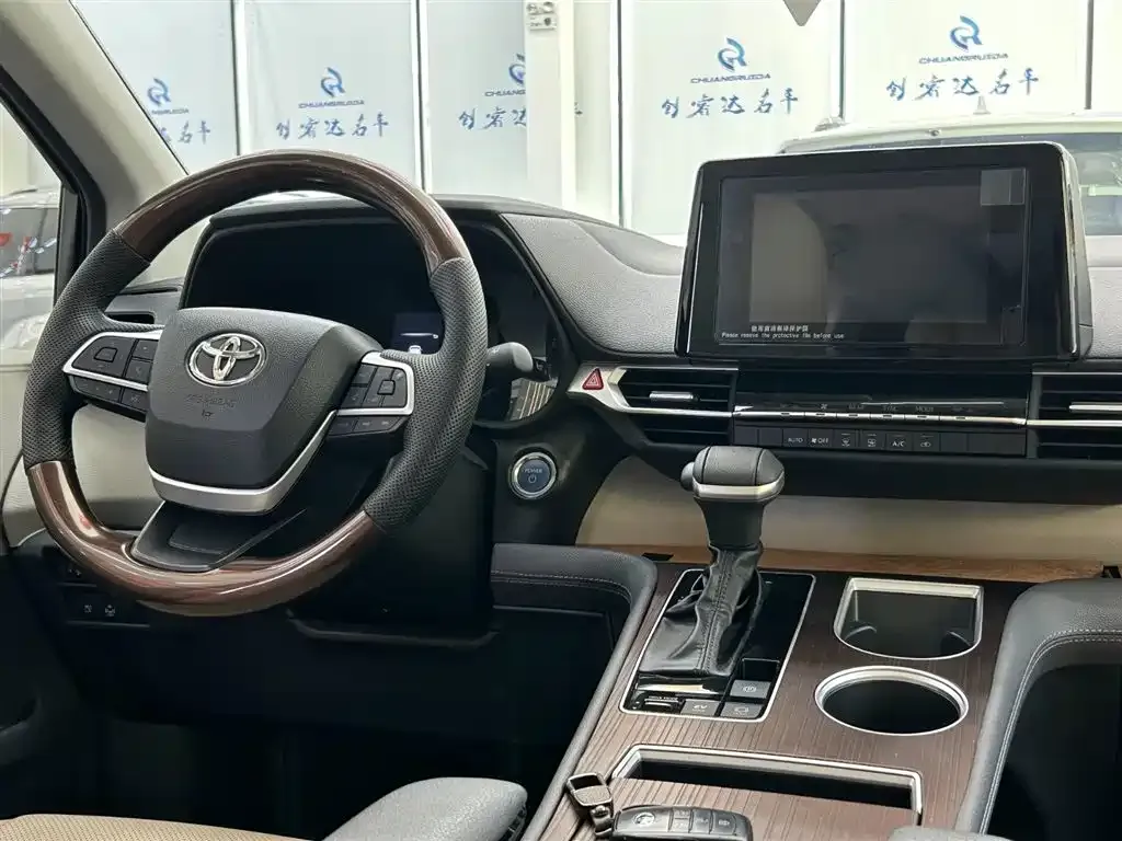Toyota Sienna — фото 2