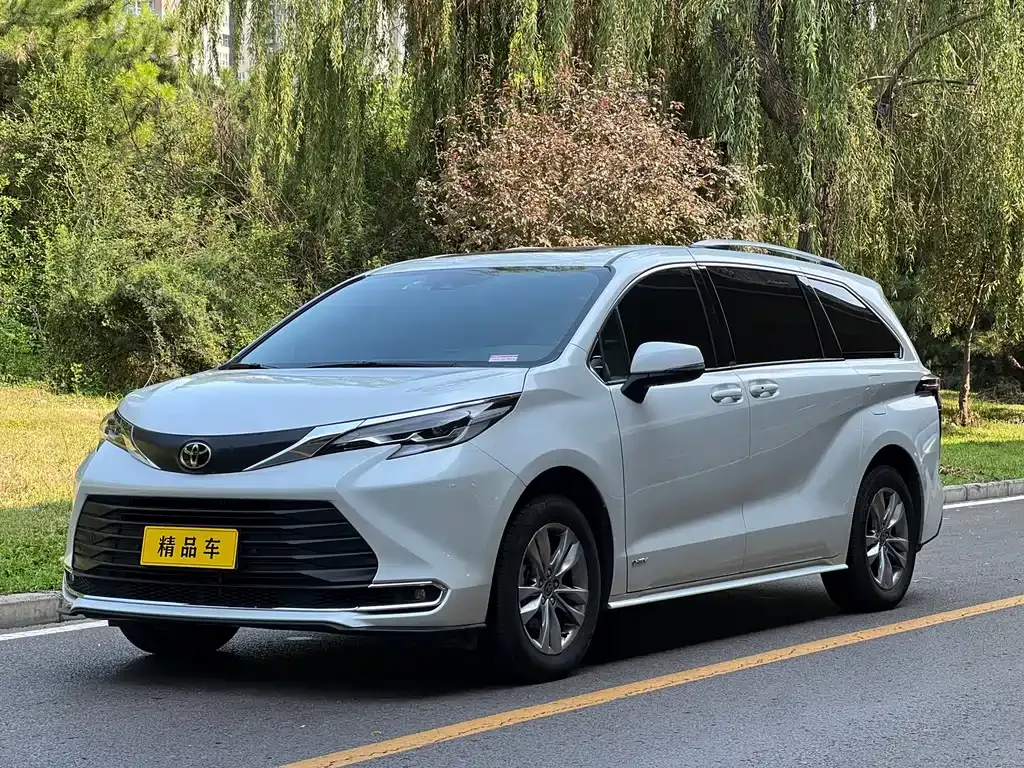 Toyota Sienna — фото 1