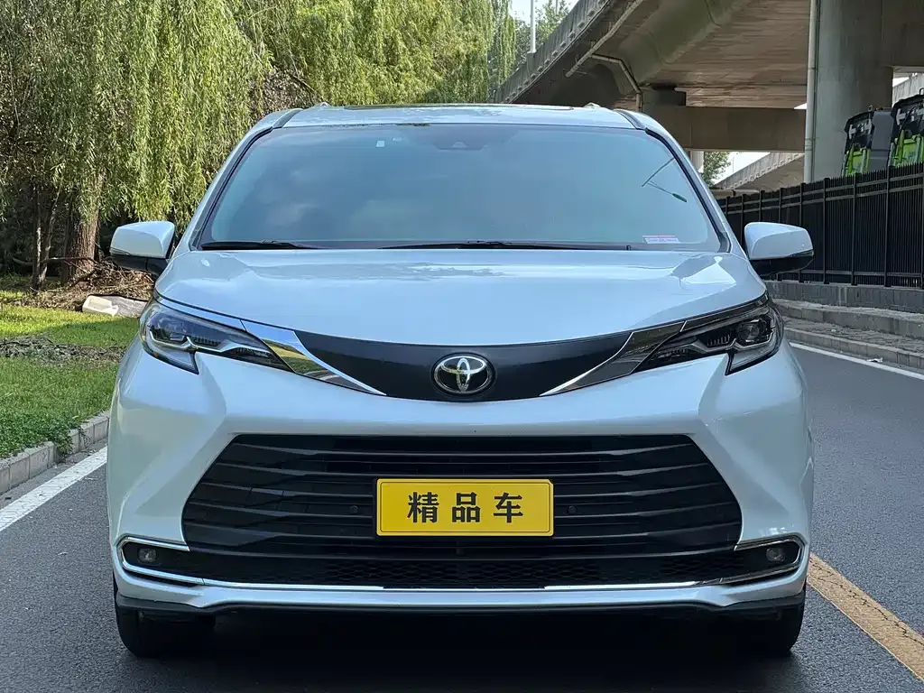 Toyota Sienna — фото 5
