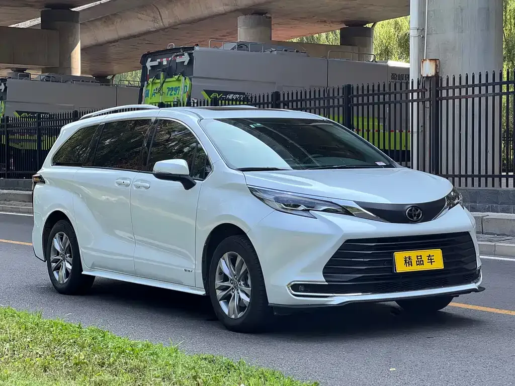 Toyota Sienna — фото 3