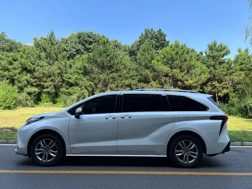Toyota Sienna — фото 6