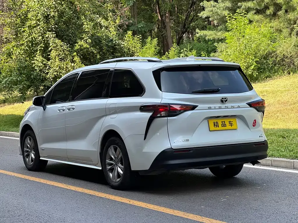 Toyota Sienna — фото 8
