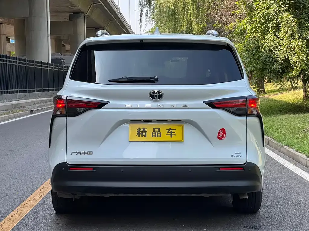 Toyota Sienna — фото 4